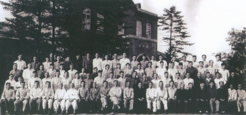 第一届一次会议全体委员合影（1956.8.15）.jpg