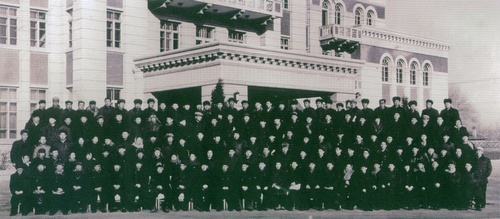 第四届一次会议全体委员合影（1963.12.10）.jpg